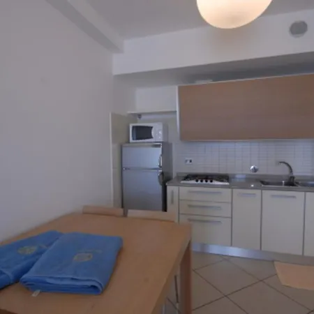 Seaside Escape With Pool View Apartment *