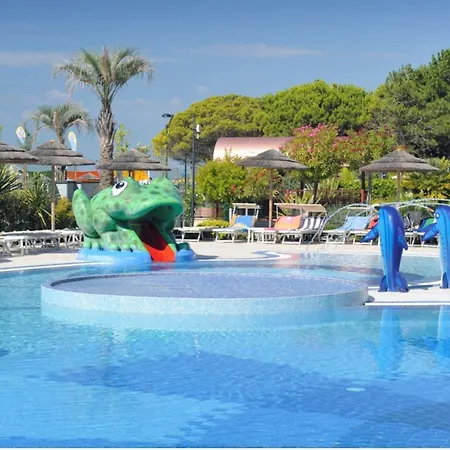 Seaside Escape With Pool View דירה