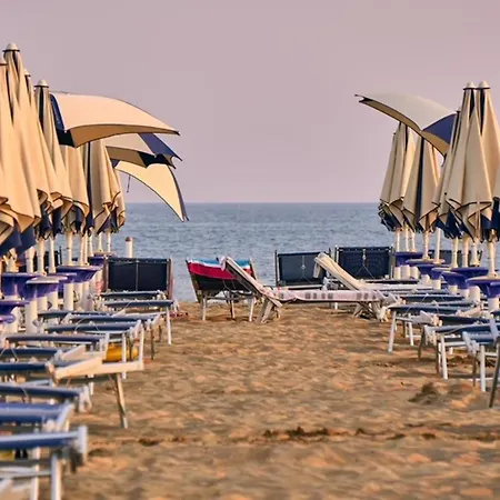 Seaside Escape With Pool View Appartement