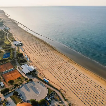 Seaside Escape With Pool View Appartement *
